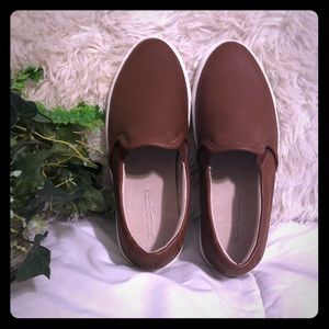 NWOT Skechers brown leather slip-ons 😍